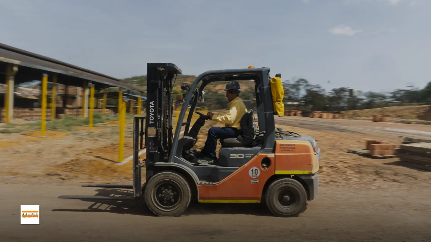 Montacargas transportando materiales en la planta Colbee Ladrillera